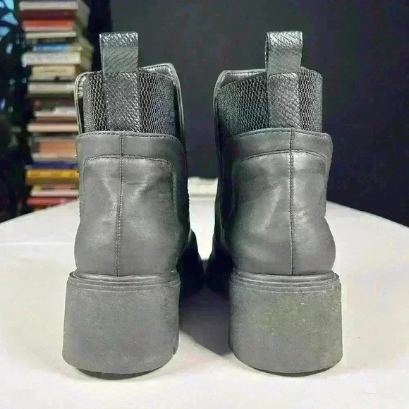 QUPID Black Chunky Sole 1" Heel Chelsea Combat Shoes Faux Leather Women Size 7 - Picture 4 of 9